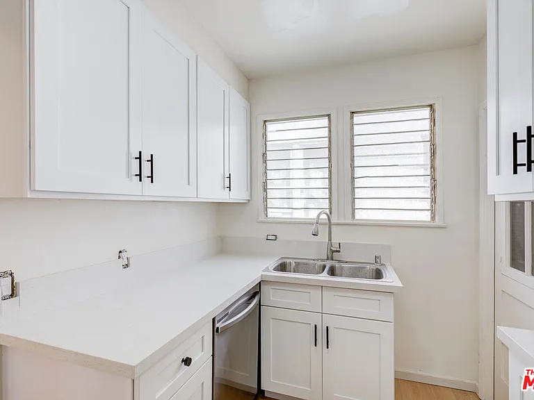 143 S Canon Dr #B — Photo 14