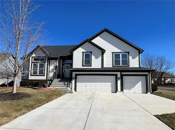 2313 SW Post Oak Ct, Lees Summit, MO 64082