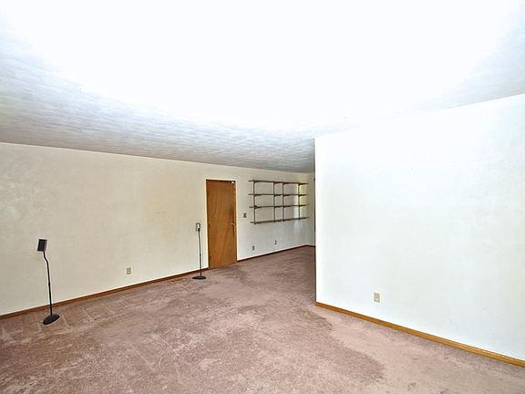 2nd image of 209 E Peppermint St