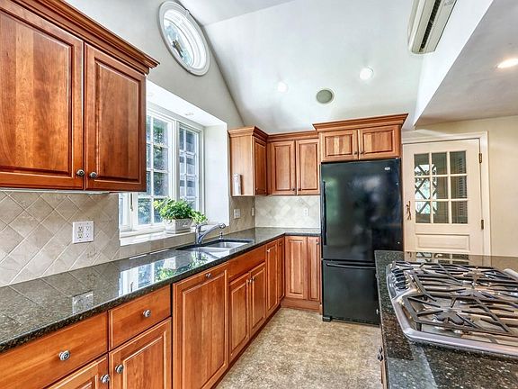 5th image of 460 Westfield St