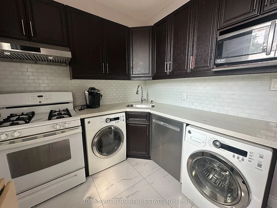 210 Bellwoods Ave