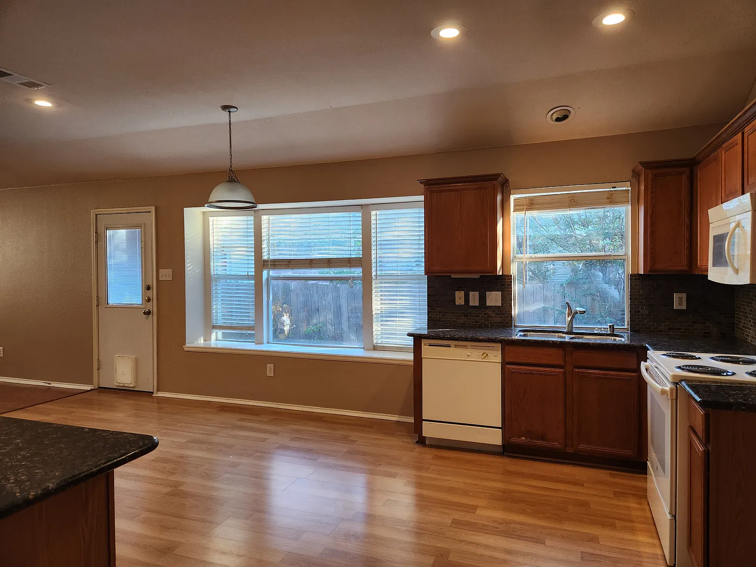 4 bed, 2038 sqft, $2,300 — Photo 2