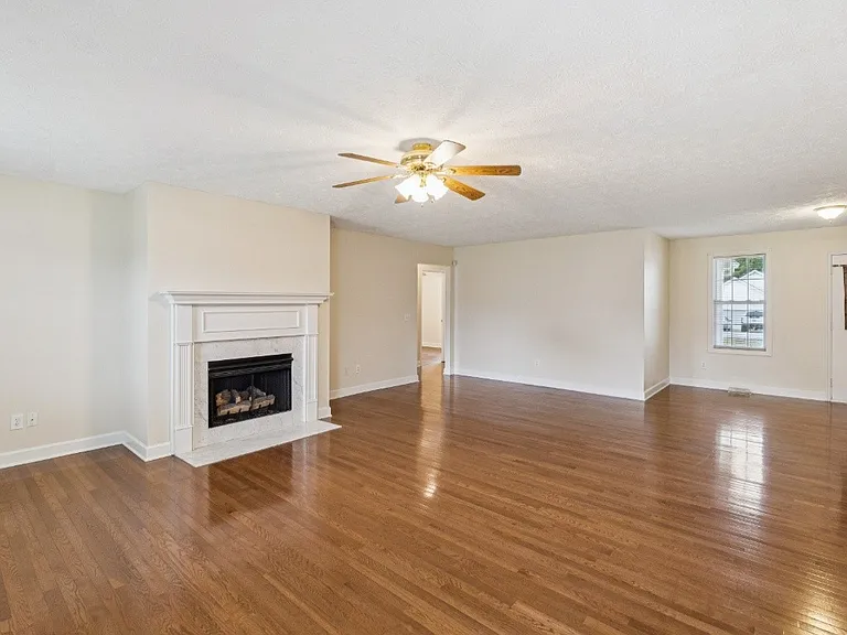 1011 Shirley Dr — Photo 4