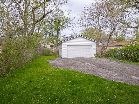 2nd image of 1002 Pembrook Rd