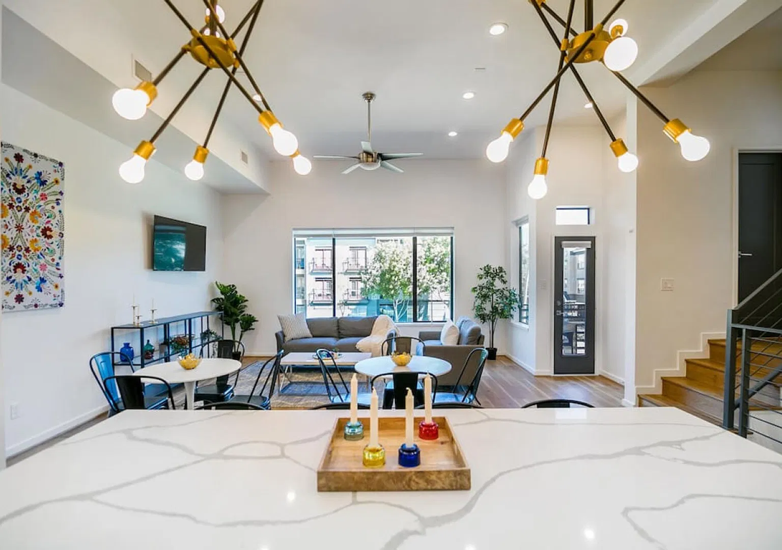 5 Bedroom 5 Bath Luxury Home w Downtown View — Photo 1