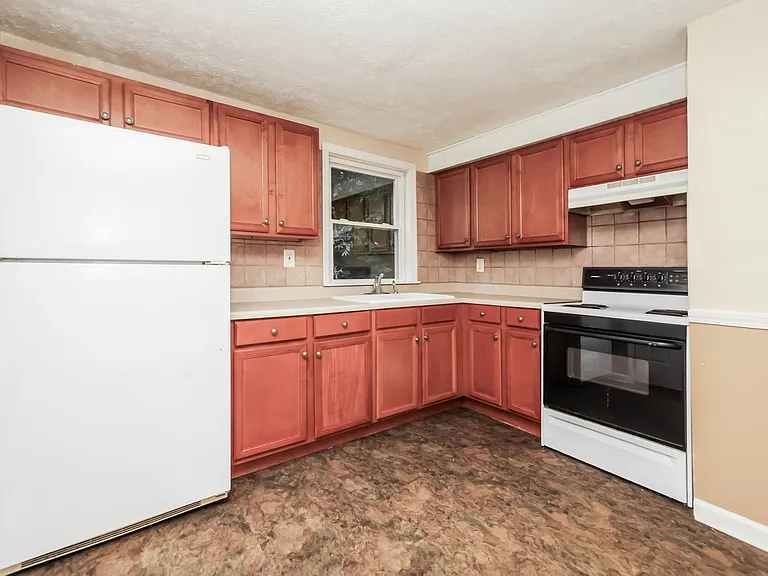 618-618 1/2 Lucas Dr — Photo 7