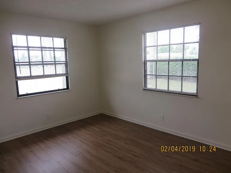 2202 NE 4th St #10 — Photo 12