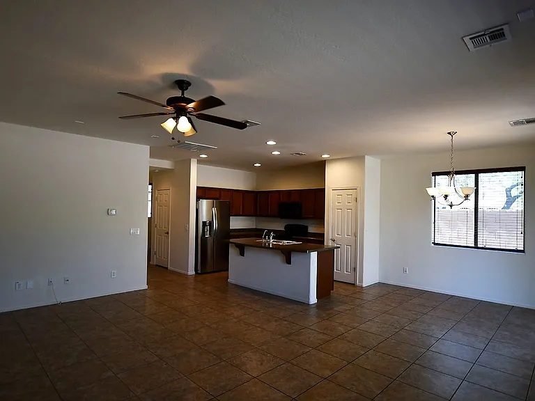 3828 S Vineyard Ave — Photo 2