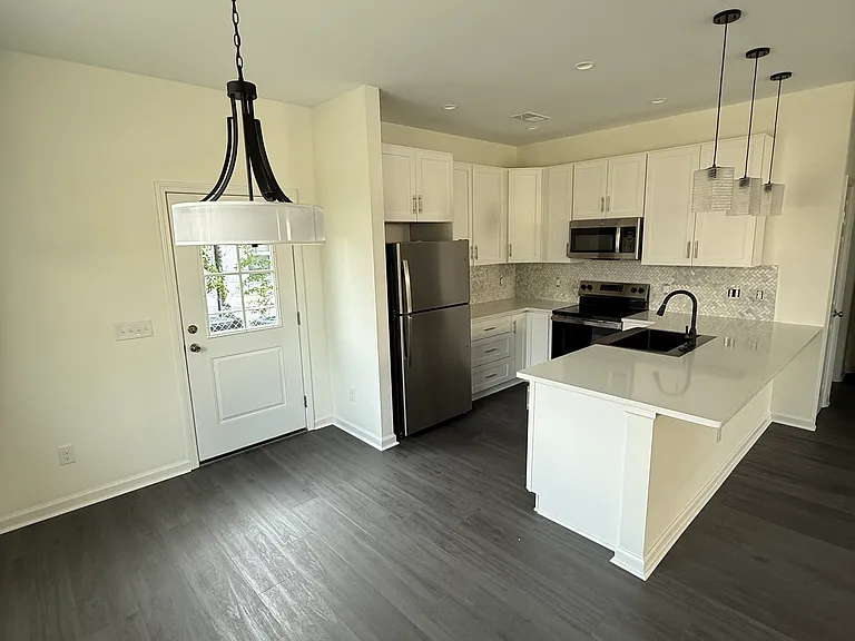 1003 Castle St — Photo 8