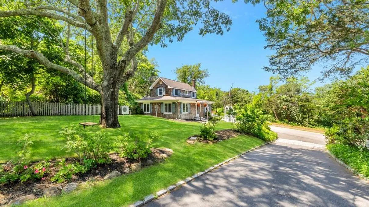 Charming Mattituck Retreat Near the Bay with Modern Updates — Photo 3
