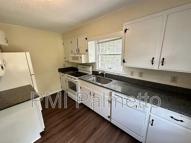 304 Princess St — Photo 8