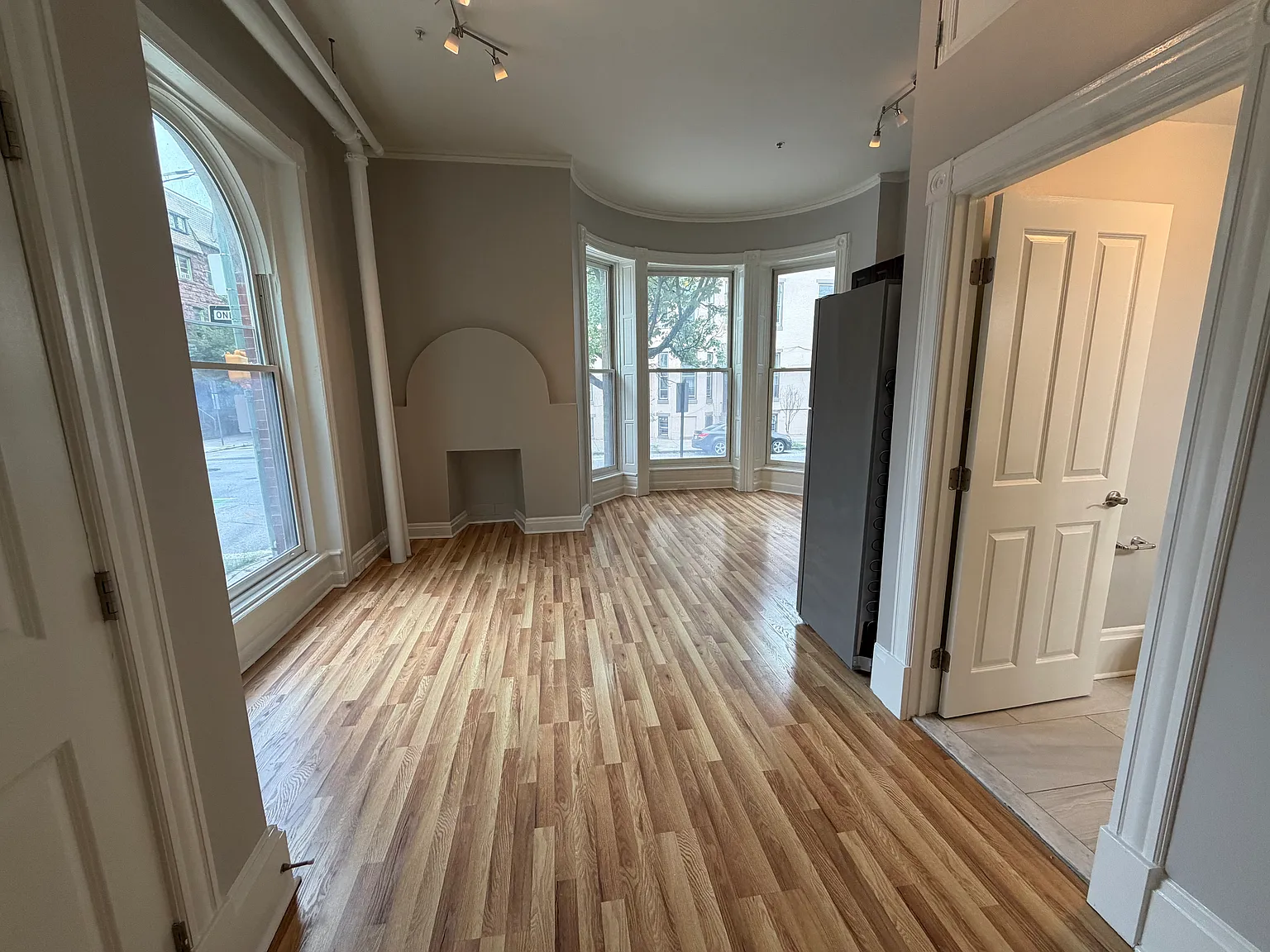 Studio, $1,000 — Photo 2