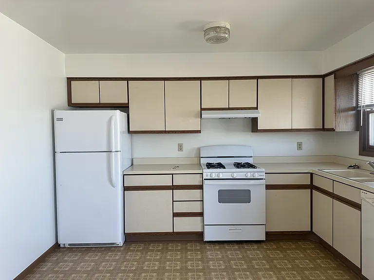 421 Adams St — Photo 5