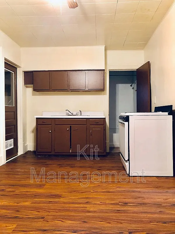 Charming 2-Bedroom Ranch Home in South Toledo — Photo 2