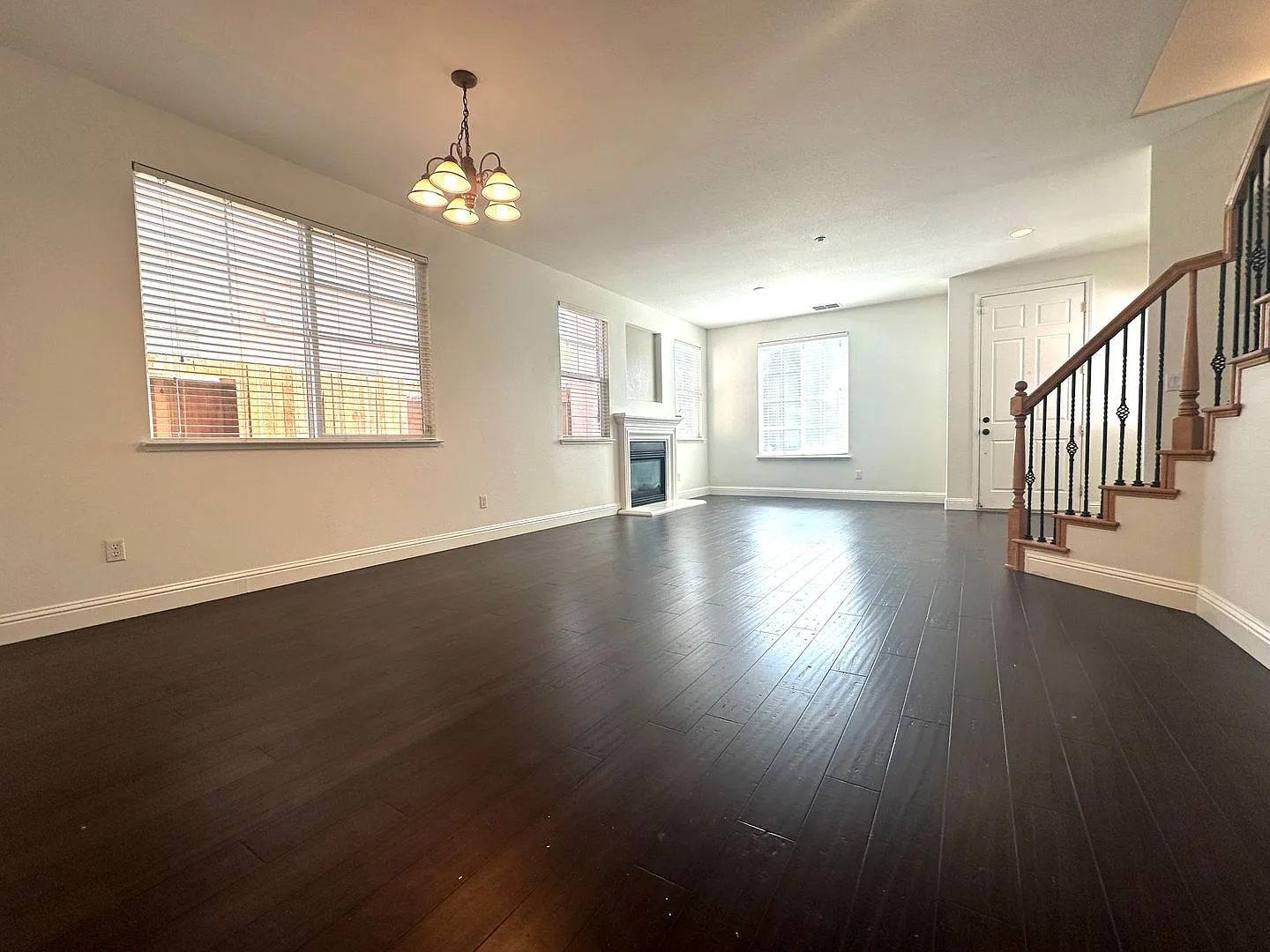 Gorgeous 4 Bed 2.5 Bath in Brentwood — Photo 3