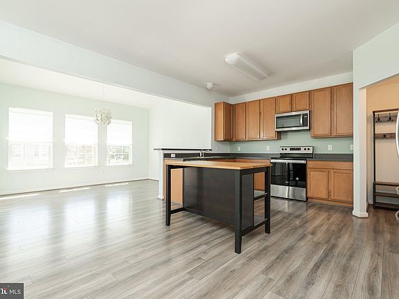 5th image of 424 Maddex Farm Dr
