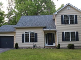 1122 Trapper Ln, Pocono Summit, PA 18346