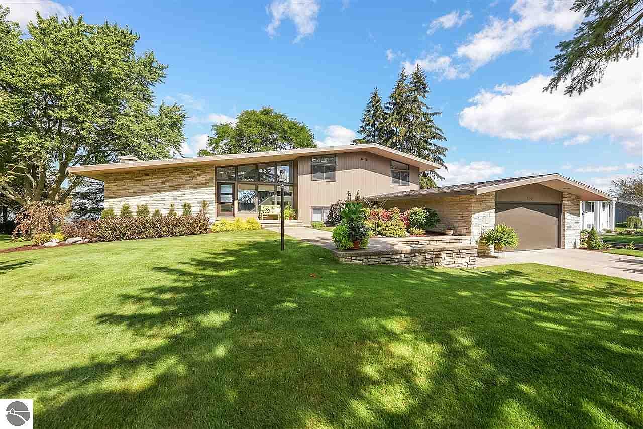 712 Holly Rd, Cadillac, MI 49601 Zillow