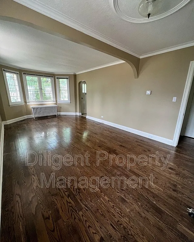 5 bed, 2.0 bath, $3,200 — Photo 3