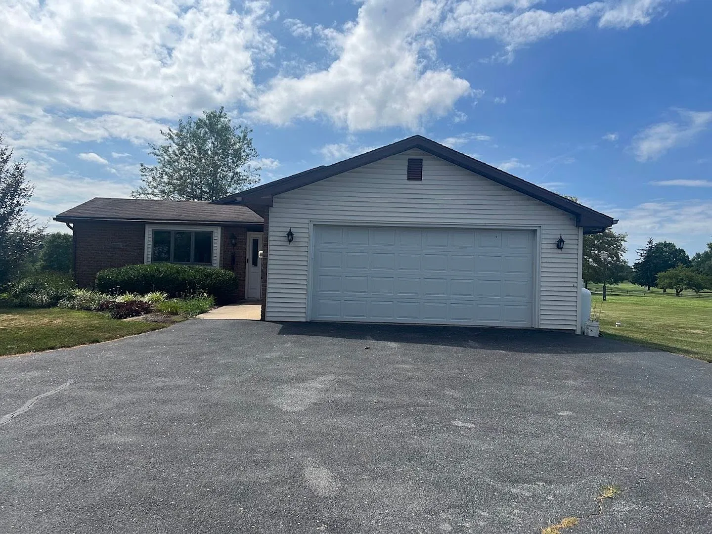 3 Bedroom Home on 3 Acres — Photo 4