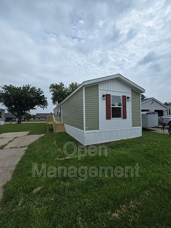 3 bed, 2.0 bath, 1216 sqft, $1,224 — Photo 2