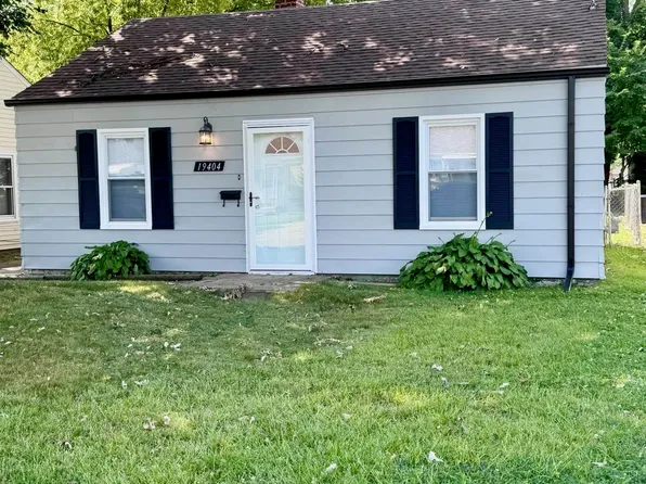 19404 Roscommon St, Harper Woods, MI 48225