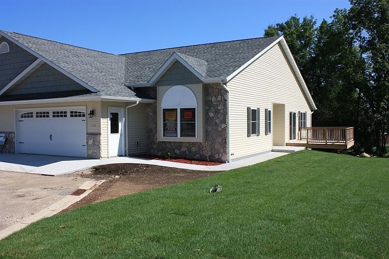 2nd image of 325 Four Seasons Ln