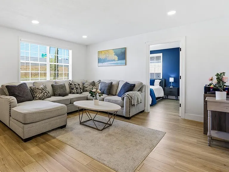 4310 W Carmen St — Photo 6