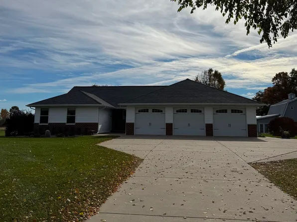 E7555 Ostrander Rd, New London, WI 54961