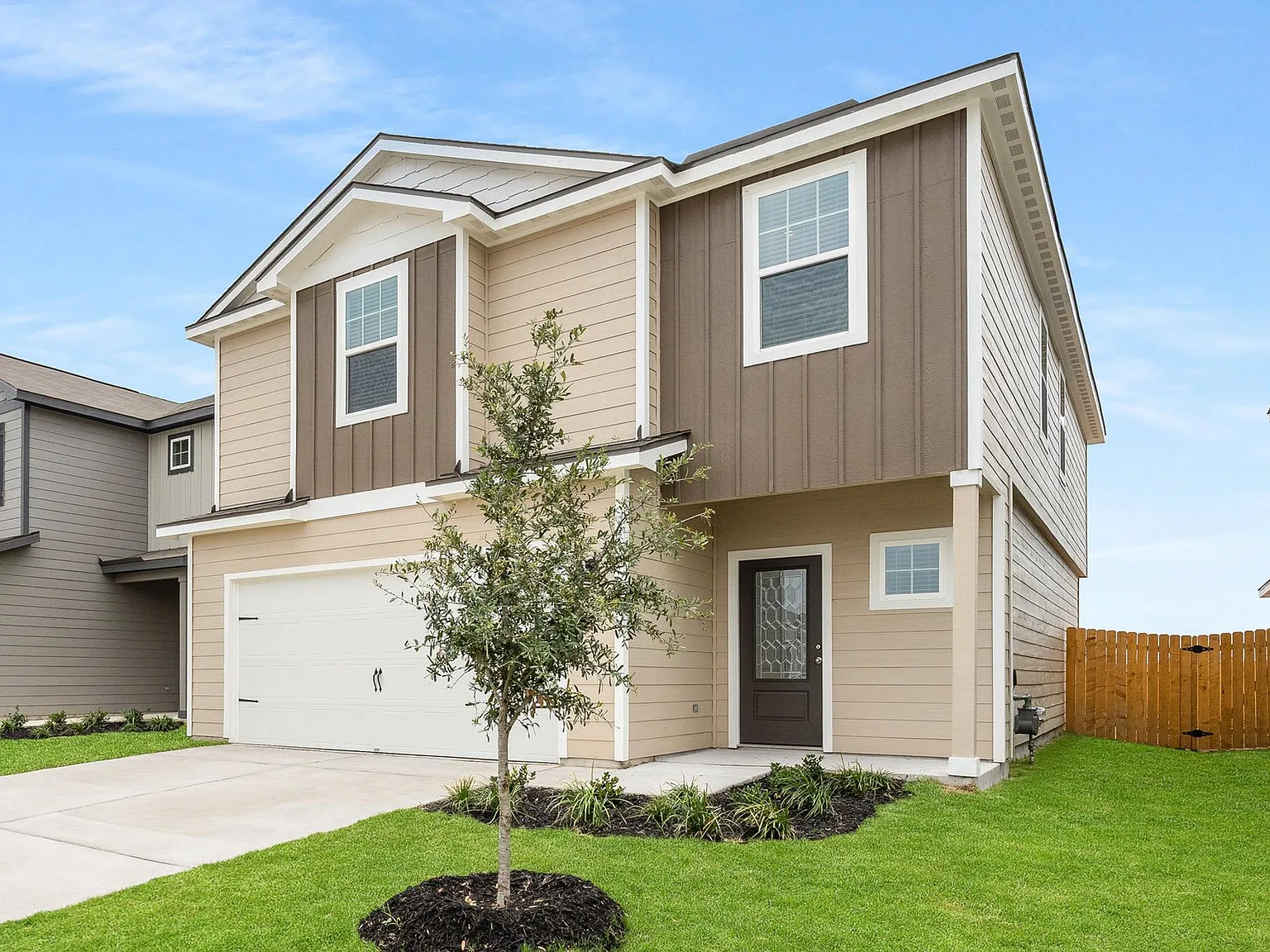 4 bed, 2.5 bath, 2356 sqft, $2,545 — Photo 2