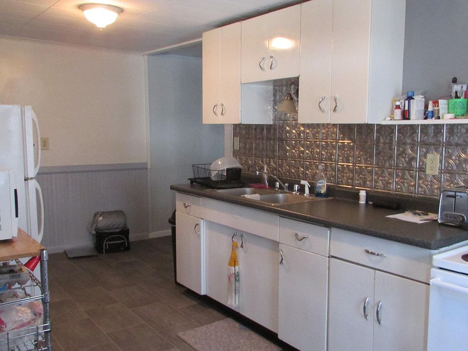 Kitchen, behind the kitchen wall to the right is the large living room, to the left, beyond the refrigerator is the bathroom, the photo is taken from the entrance to the apartment.