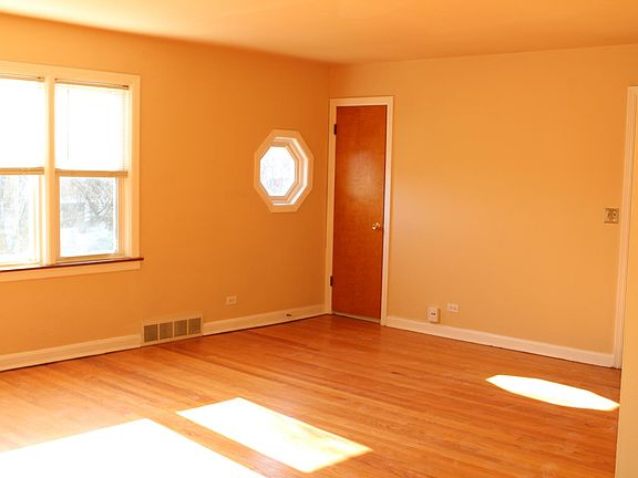 3rd image of 2846 W Farragut Ave #2