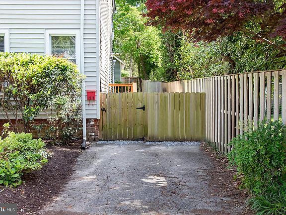 4th image of 207 E Nelson Ave #B