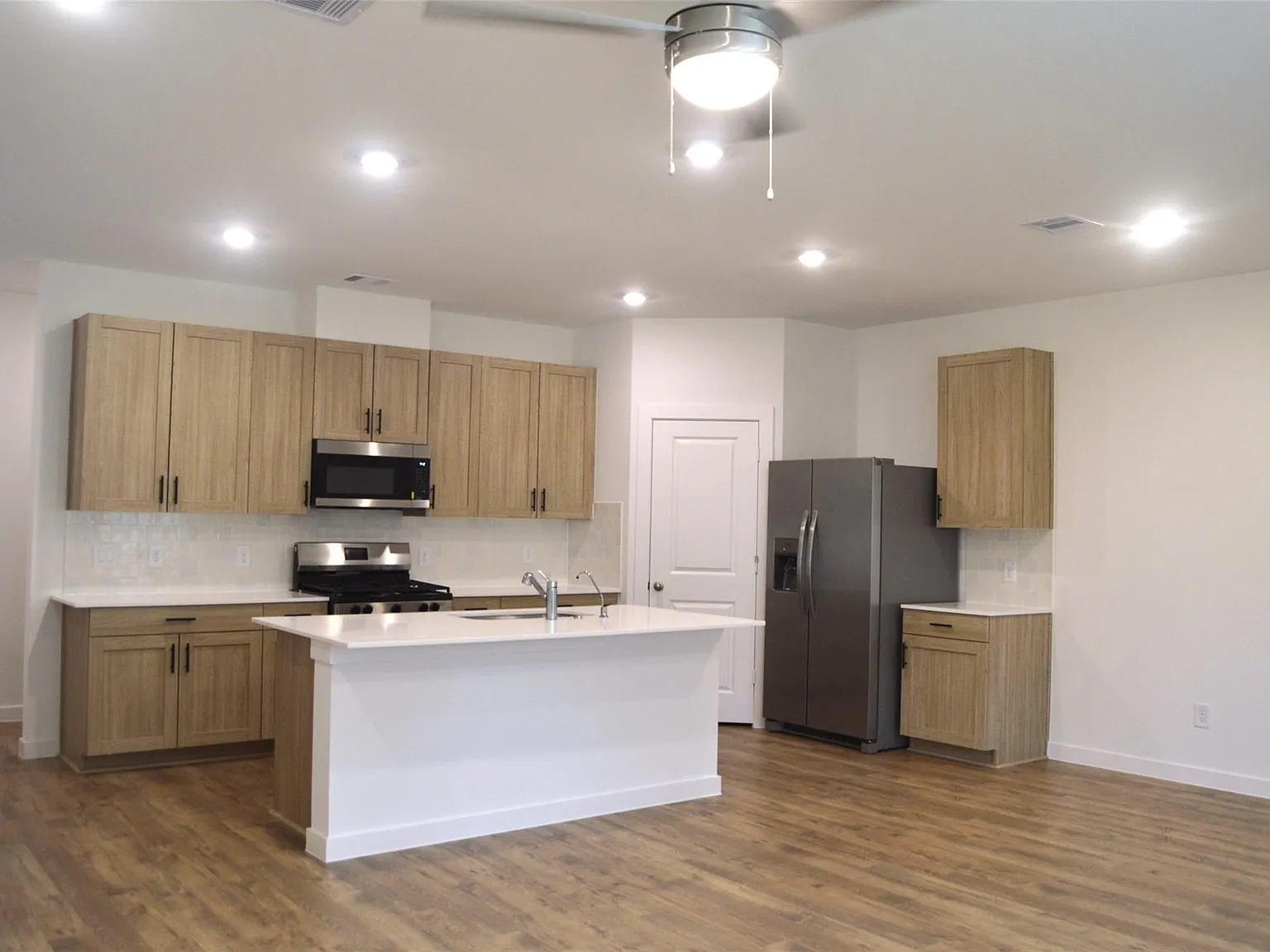 3 bed, 2.5 bath, 1913 sqft, $2,300 — Photo 2