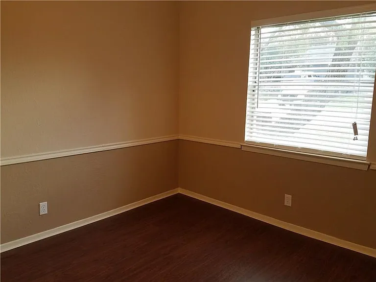 6919 W Cleburne Rd — Photo 8