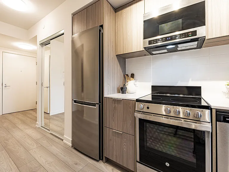 223 Redpath Ave — Photo 31