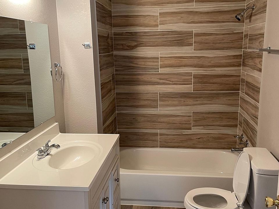 2nd image of 1424 Lindsey St #1