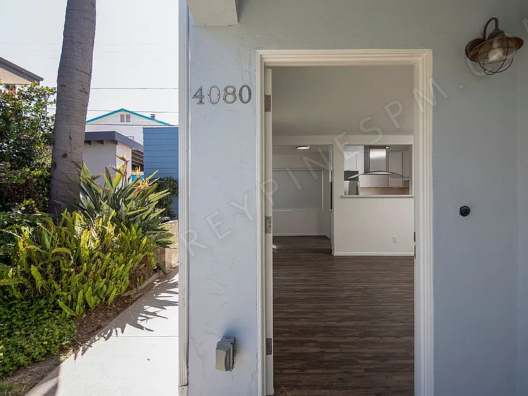 4076-4080 1/2 Crown Point Drive — Photo 3