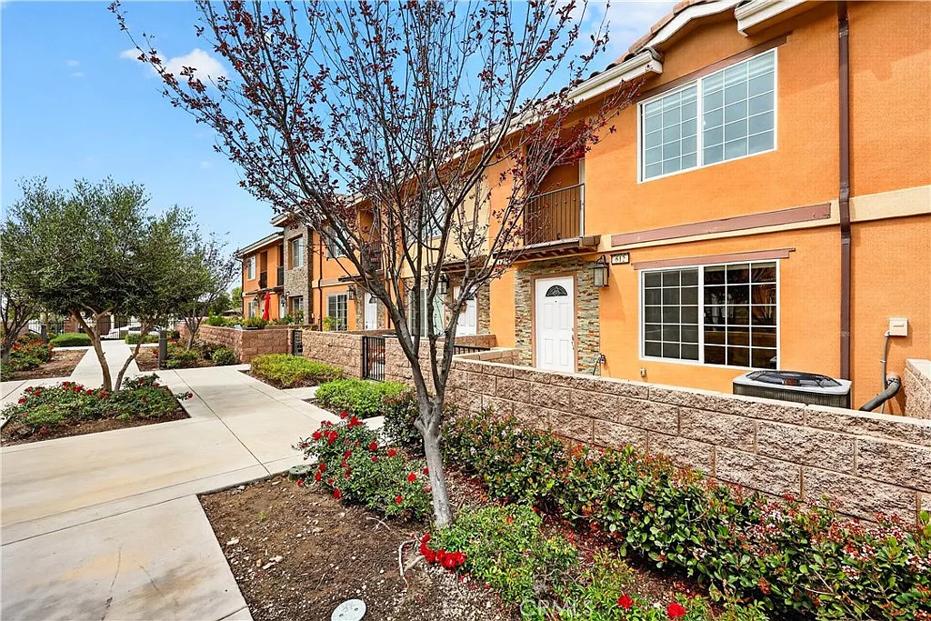 3 bed, 2.5 bath, 1465 sqft, $3,150 — Photo 2