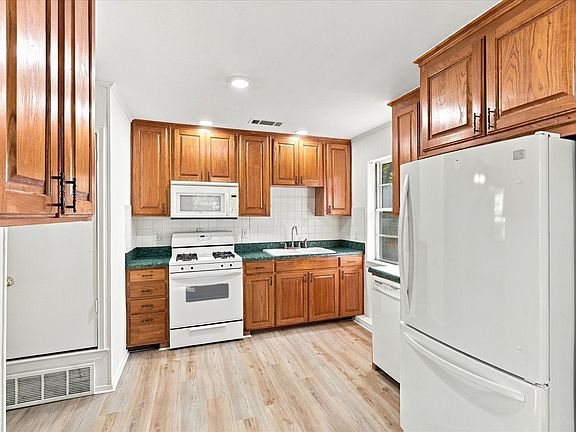 3rd image of 704 Pershing Dr