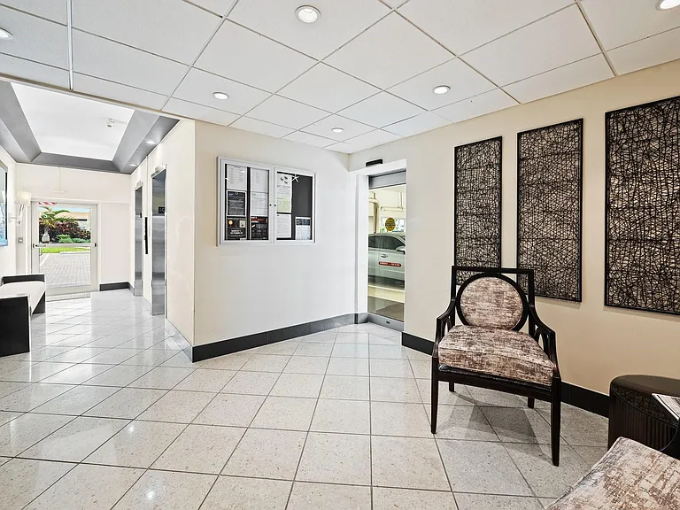 1050 Hillsboro Mile #203W — Photo 3