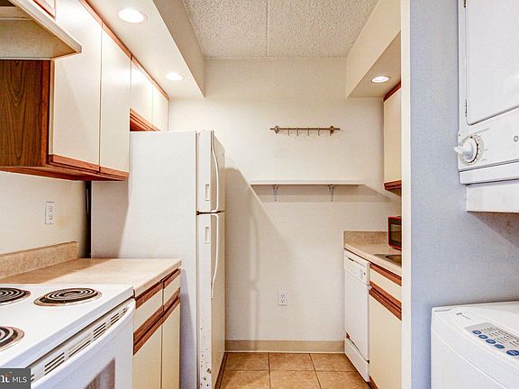 3rd image of 200 Lombard St #701