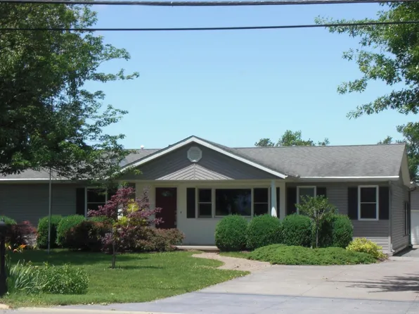 1102 W Grand Ave, Carterville, IL 62918