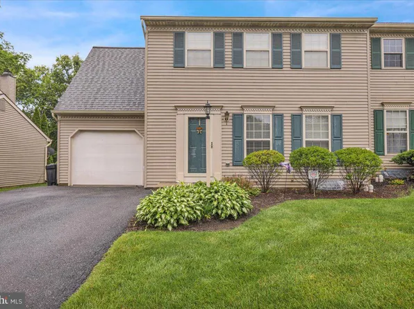 7 Mill Pond Dr, Lancaster, PA 17603