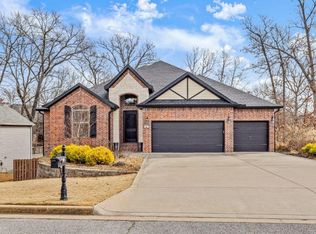 6 Edgewater Ln, Bentonville, AR 72712
