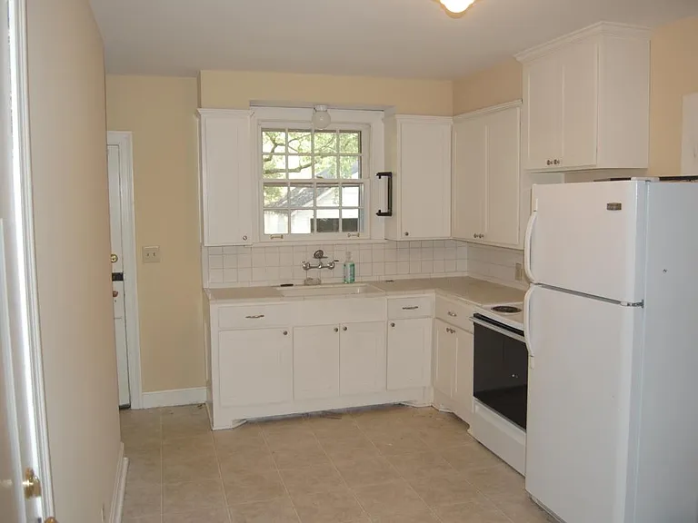 1012 Graybar Ln #B — Photo 5