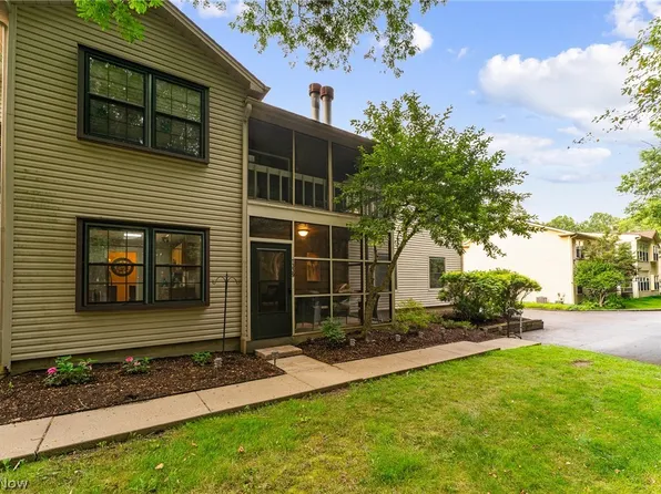 1339 Fox Run Dr, Youngstown, OH 44512