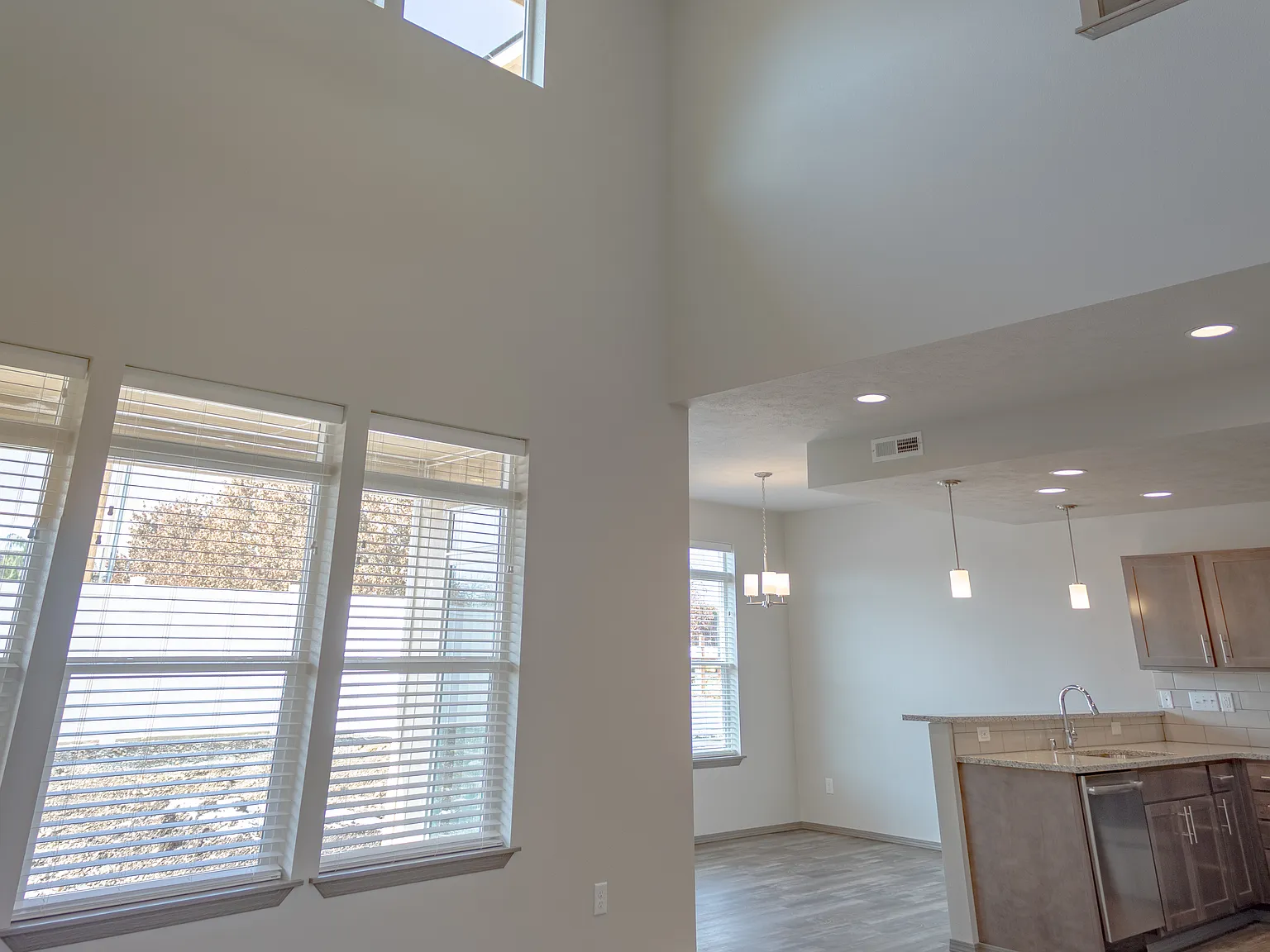 3 bed, 2.5 bath, 1587 sqft, $2,295 — Photo 2