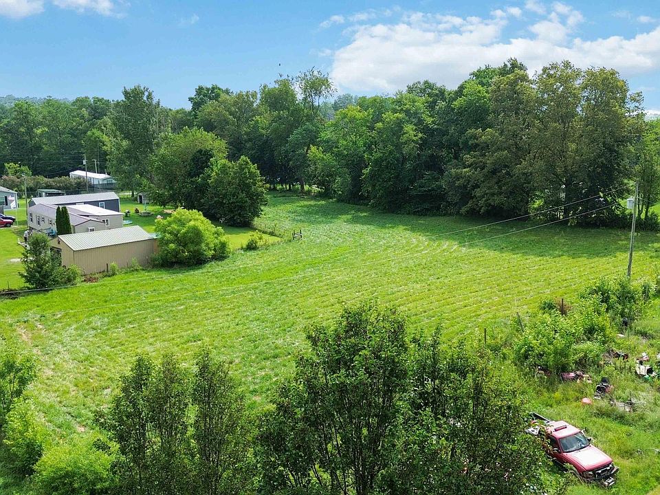 1st image of 8 Daniels Dr