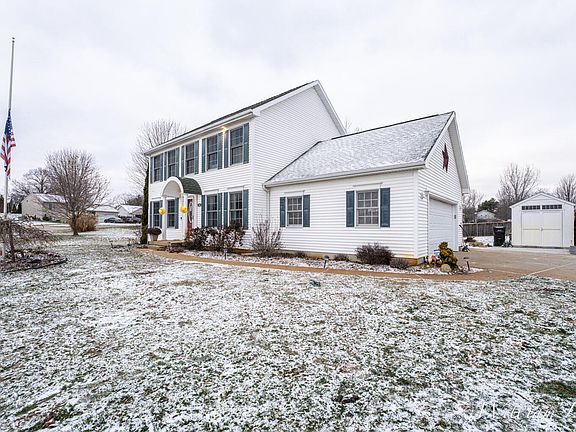 3rd image of 455 Round Lake Ct